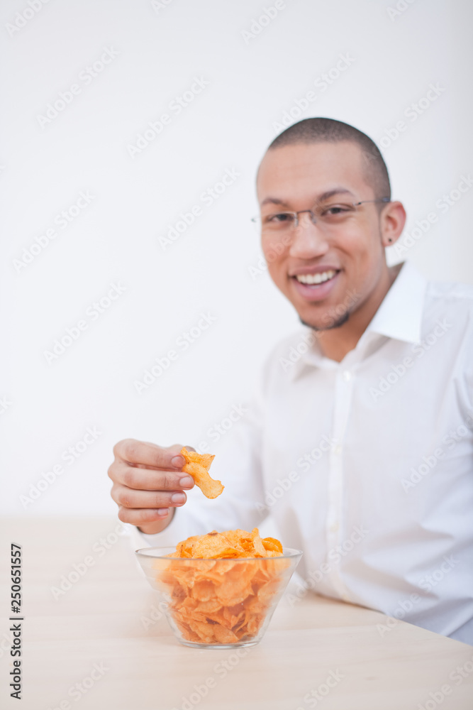 Mann isst Chips