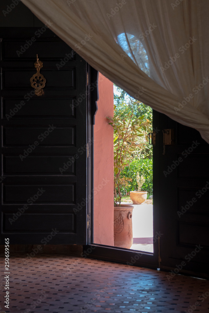 Marokko, Aussicht aus der geöffneten Tür in den lauschigen Garten