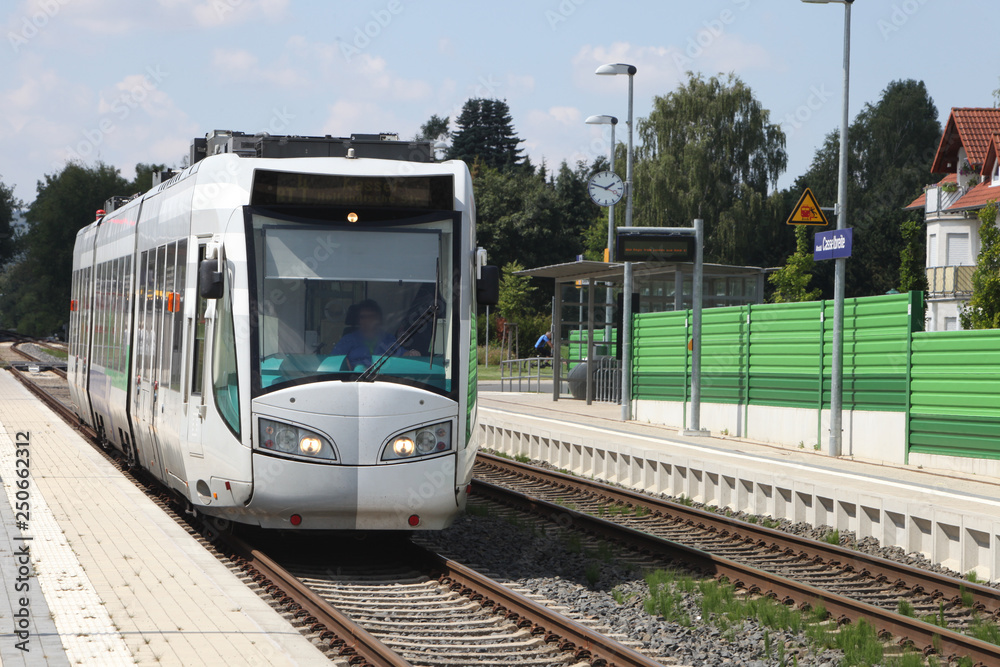 Naklejka premium Öffentlicher Nahverkehr auf dem Lande mit einer Regiotram