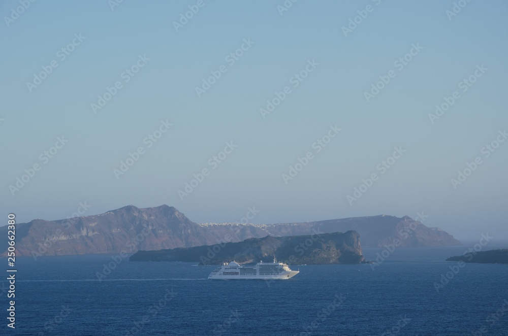 Goodbye Santorini – Cruiser leaves the Greek island