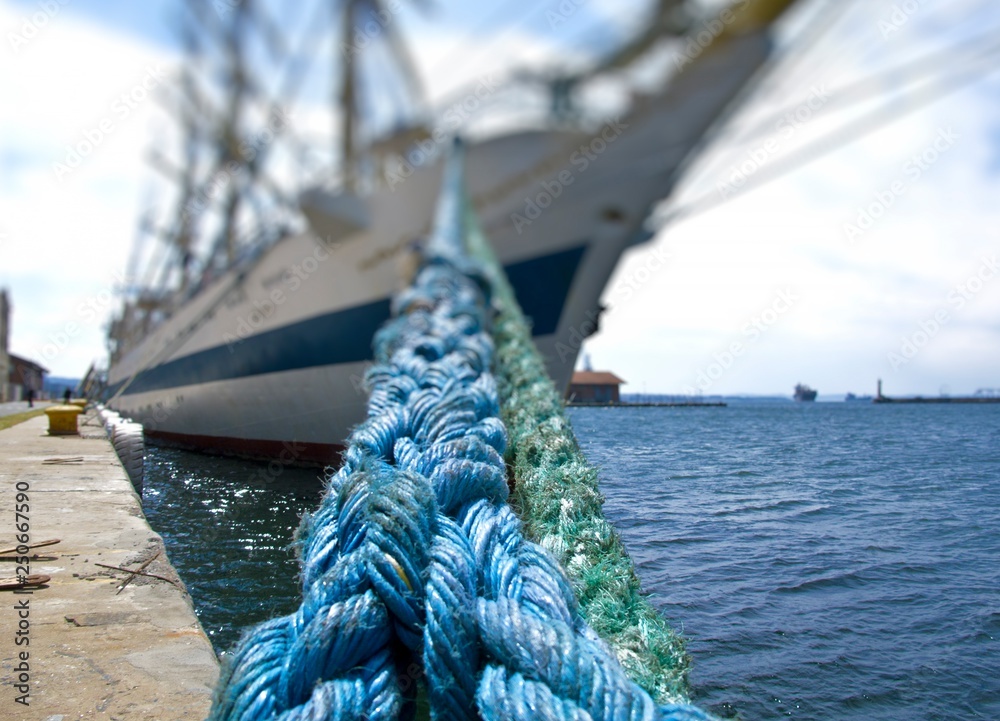 Obraz premium Moored sailing ship