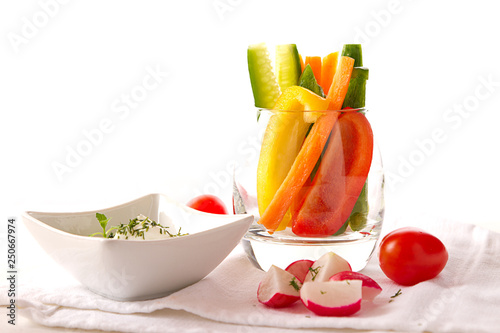 Gesundes Essen Gemüse Sticks mit Jogurt Dip	