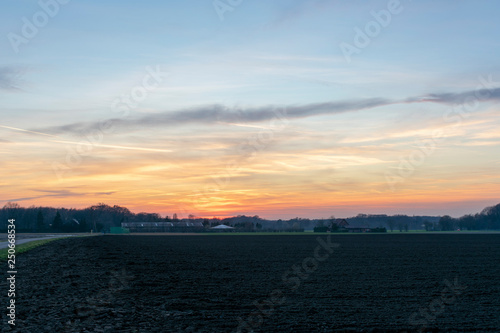 Farbenprächtiger Sonnenuntergang über Feldern. Standort: Deutschland, Nordrhein-Westfalen, Borken © Stefanie