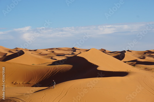 Spaziergang auf den Sanddünen in der Marrokkanischen Wüste