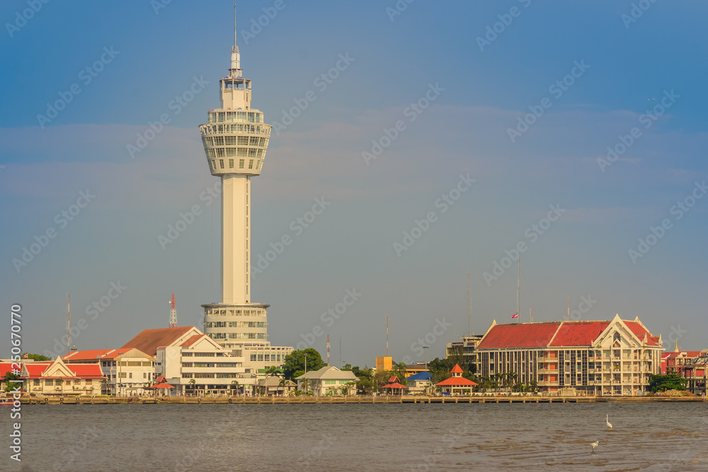 Obraz premium Riverfront view of Samut Prakan city hall with new observation tower and boat pier. Samut Prakan is at the mouth of the Chao Phraya River on Gulf of Thailand.