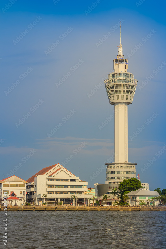 Obraz premium Riverfront view of Samut Prakan city hall with new observation tower and boat pier. Samut Prakan is at the mouth of the Chao Phraya River on Gulf of Thailand.