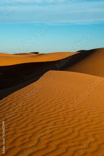 rötliche, grosse Sanddünen in Marokko, Spiel von Licht und Schatten