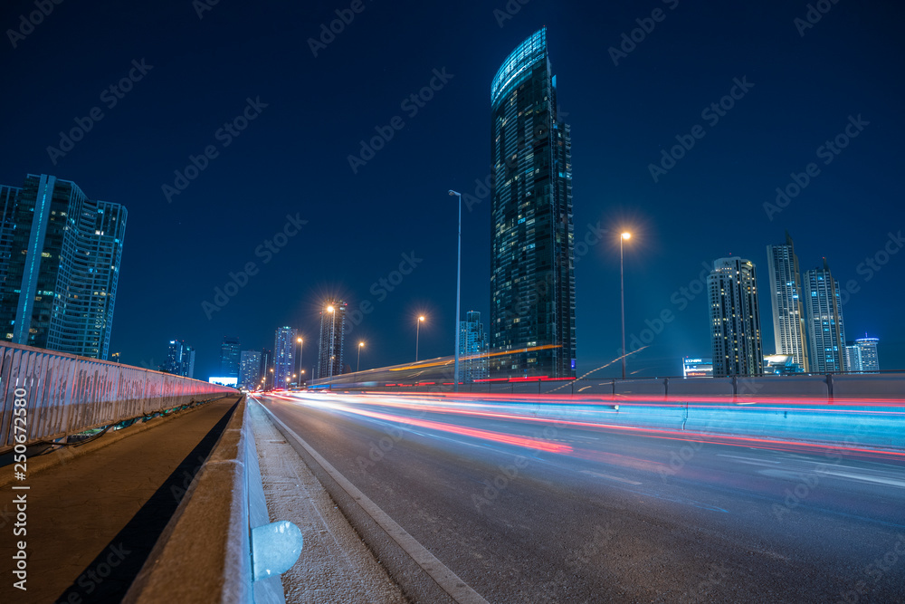 Fototapeta premium Wolkenkratzer Bangkok Nachts