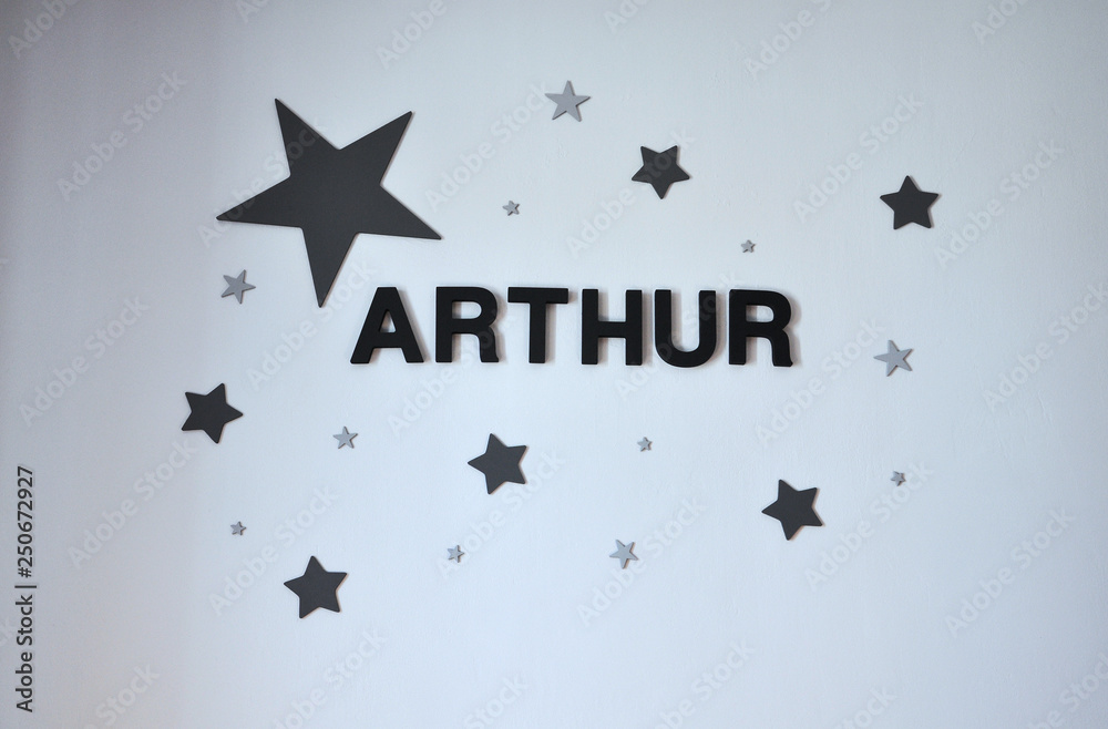 Prénom Arthur écrit sur un mur entouré d'étoiles