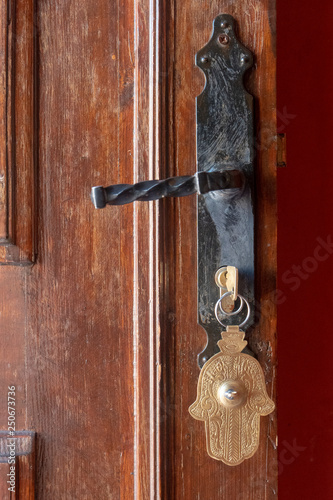 Hand der Fatima als Schlüsselanhänger, Tür, Schloss in Marokko