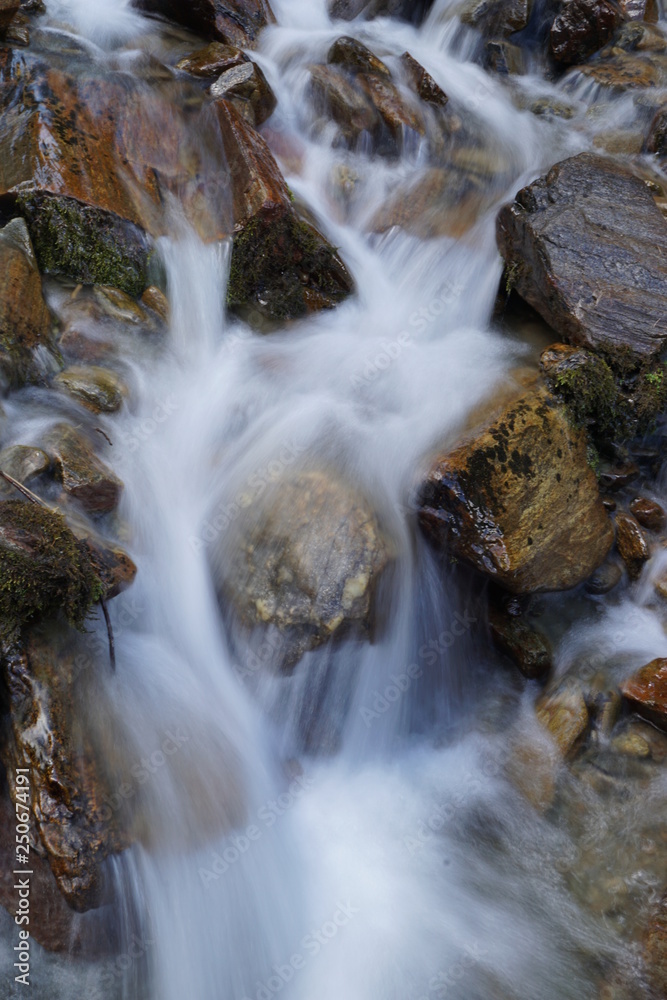 Bachlauf/ kleine Wasserfälle über Steine in den Bergen Bachlauf/ kleine Wasserfälle über Steine in den Bergen