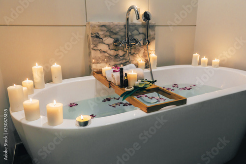 Valokuva Spa bath with flowers, candles and tray