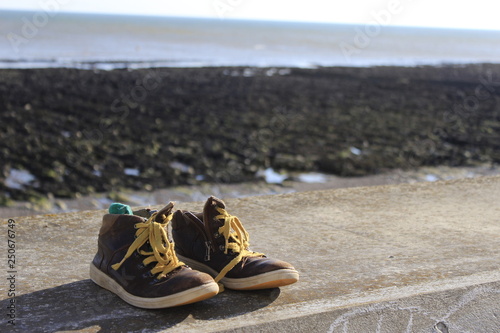 chaussures en bord de mer rivage