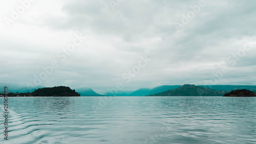 Gran lago en la patagonia chilena