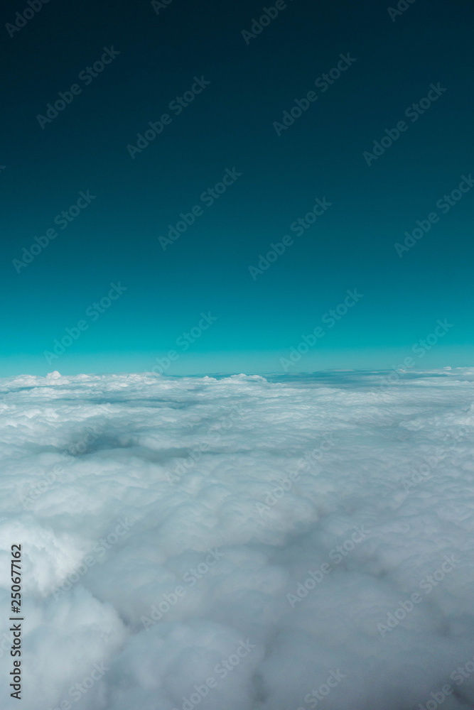 Obraz premium Sobre las nubes