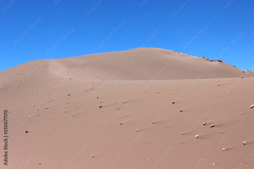 Dunas de areia no deserto do Atacama Chile com o céu azul.