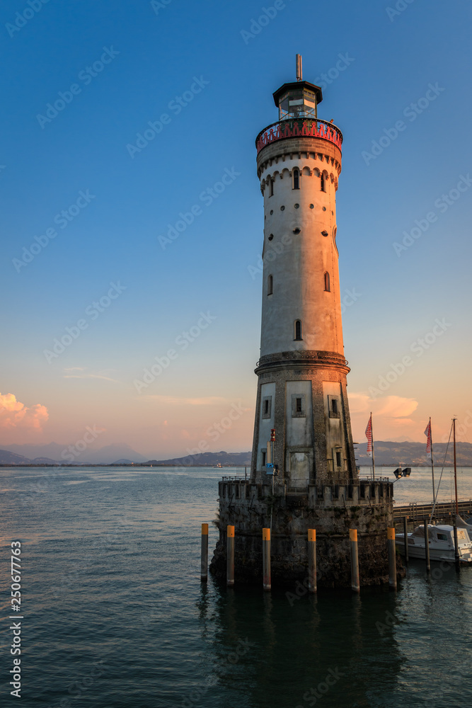 Der Leuchtturm an der Hafeneinfahrt der Insel Lindau am Bodensee in Bayern, Deutschland