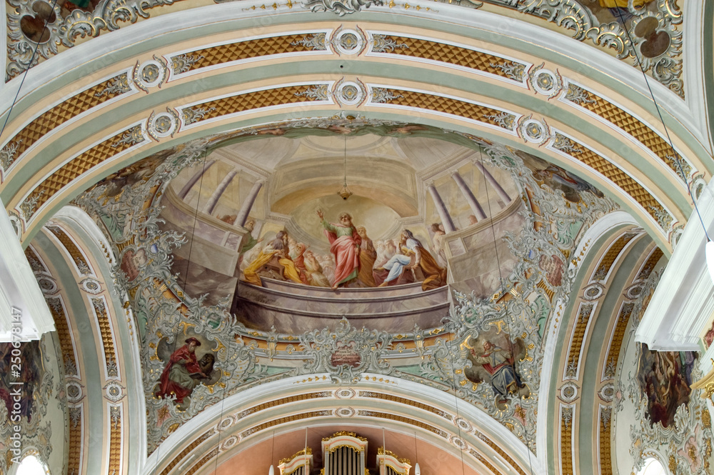 Fototapeta premium Pfarrkirche Sankt Peter in Villnöss