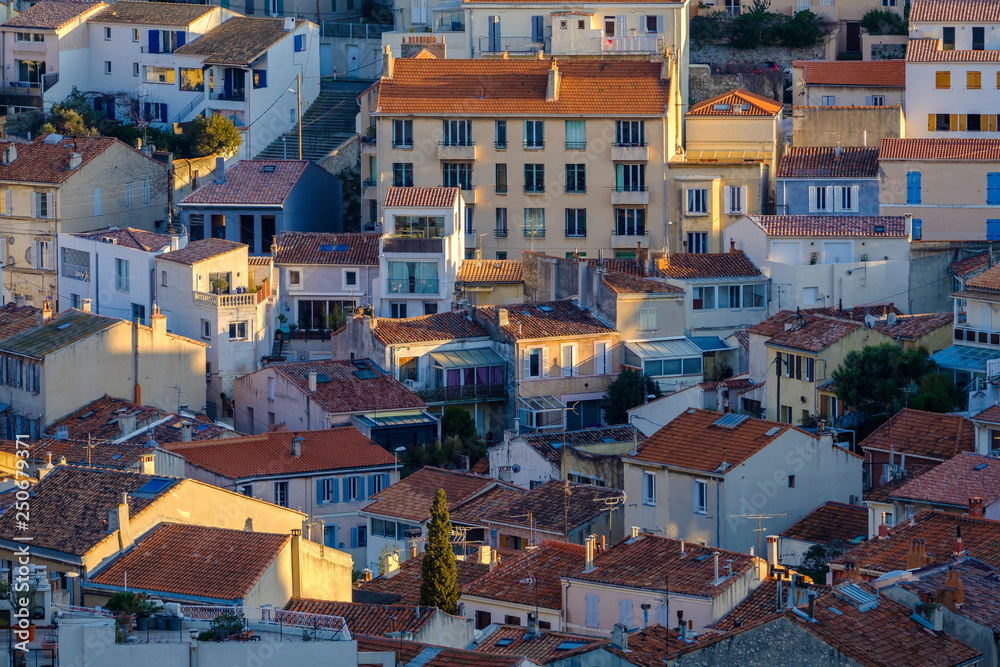 Vue aérienne sur les toits des maisons, Marseille, France.	
