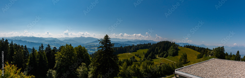 Panorama vom Aussichtspunkt am Pfänder in Bregenz auf die Gebiergskette der Allgäuer Alpen, Österreich
