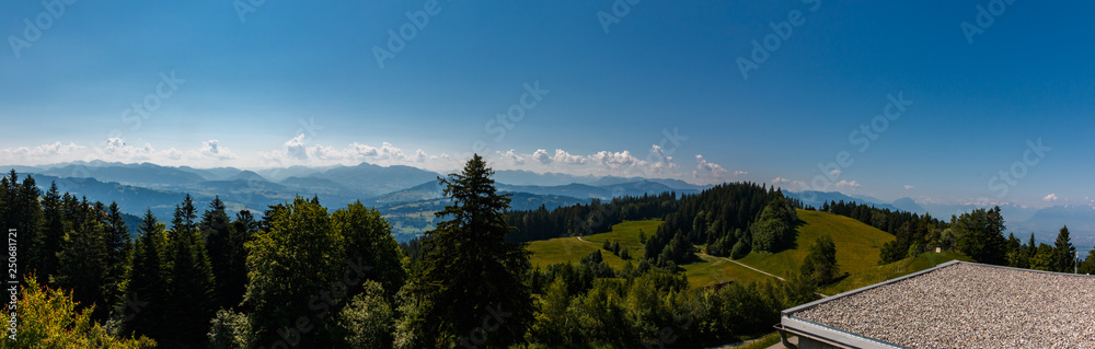 Panorama vom Aussichtspunkt am Pfänder in Bregenz auf die Gebiergskette der Allgäuer Alpen, Österreich Panorama vom Aussichtspunkt am Pfänder in Bregenz auf die Gebiergskette der Allgäuer Alpen, Österreich