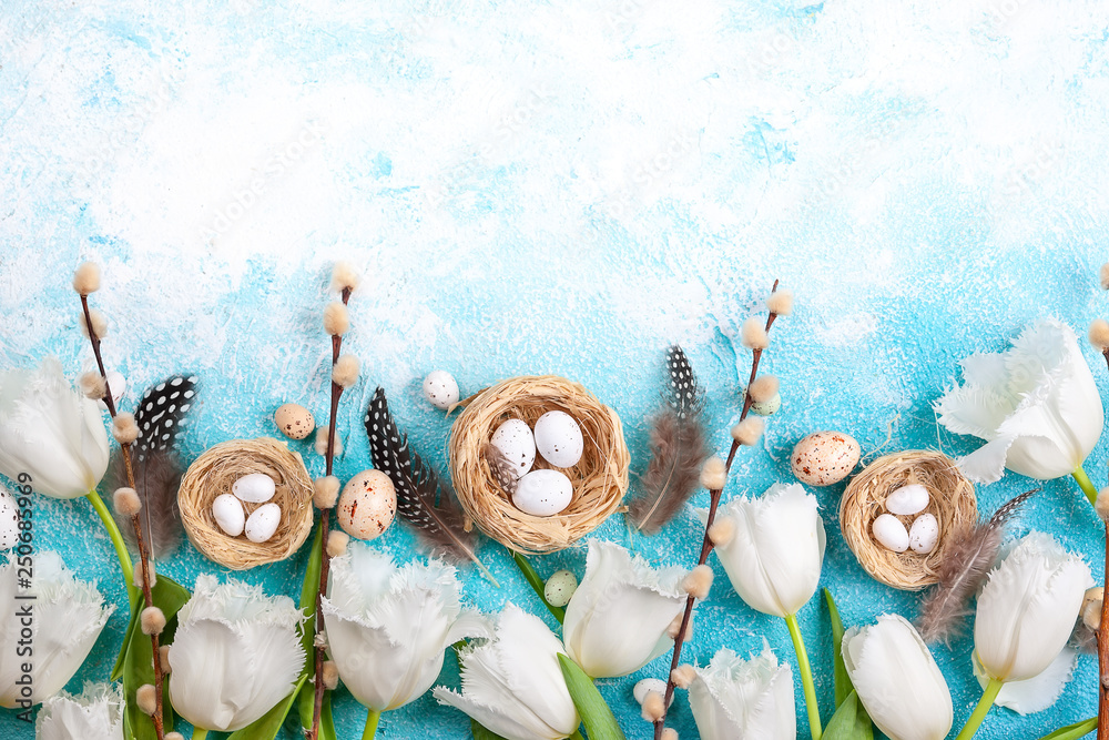 Fototapeta Wielkanocna kompozycja z pisankami w gnieździe, gałązkami wierzby cipki i białymi tulipanami