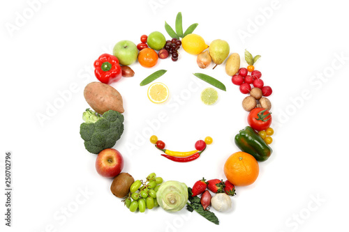 Fototapeta Naklejka Na Ścianę i Meble -  Gesicht kreiert Früchten und Gemüse