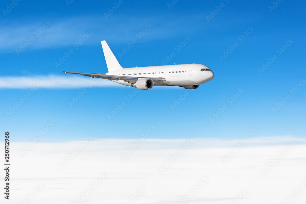 Obraz premium Samolot leci w widoku cloudscape błękitne niebo.