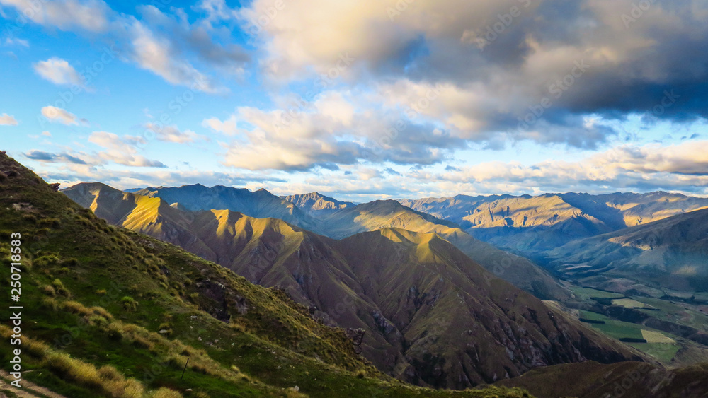 Hiking Roys Peak for sunrise in New-Zealand