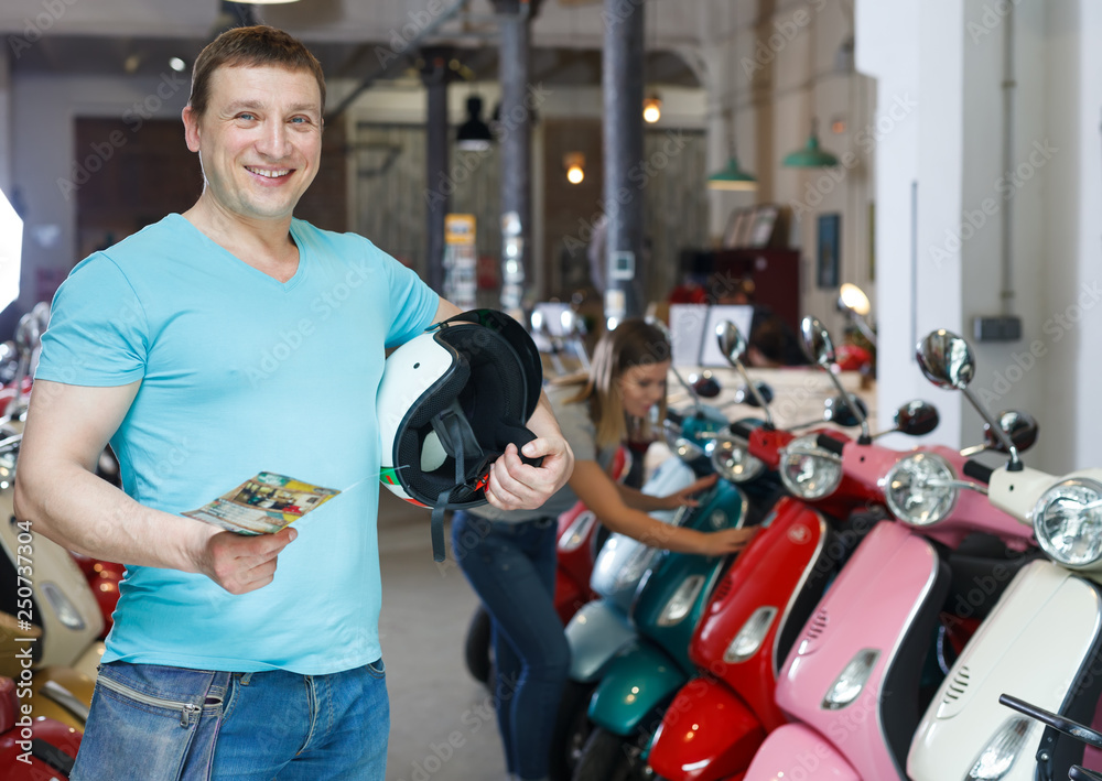 male  is satisfied of shopping in moto store