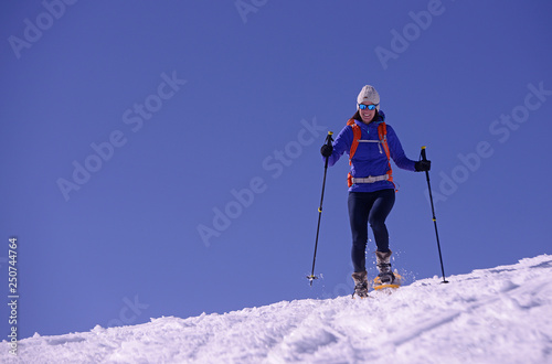 randonnée en raquette dans la neige sur une pente en montagne