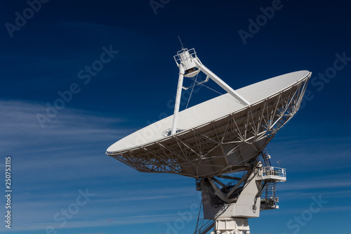 Foto Very Large Array huge white radio satellite dish isolated against a dark blue sk