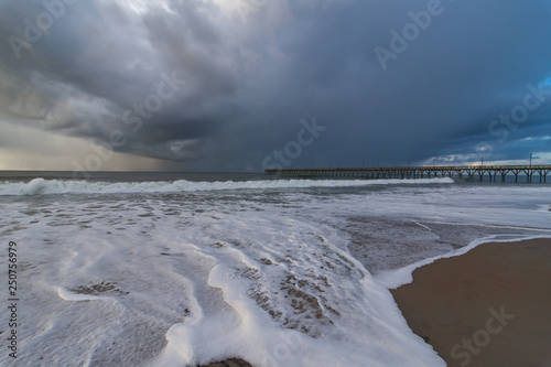 Obraz na płótnie Sea foam and a stormy sky with ocean pier w salonie