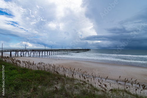 Obraz na płótnie Ocean pier in stormy skies w salonie
