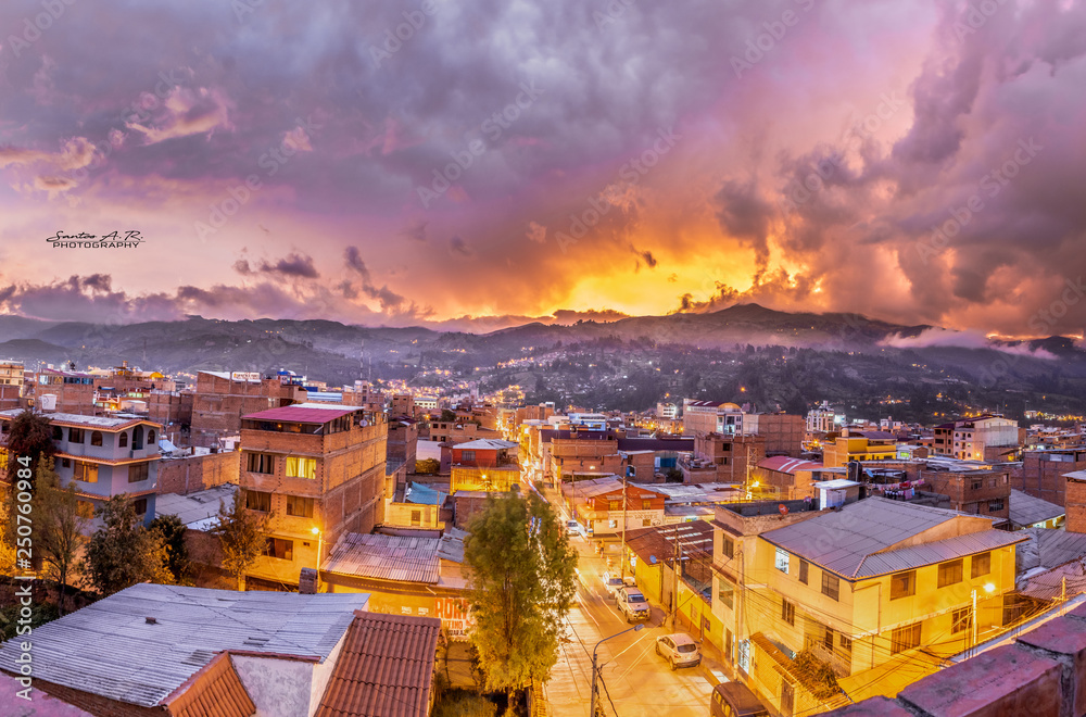 Fototapeta premium atardecer en huaraz - ancash - peru