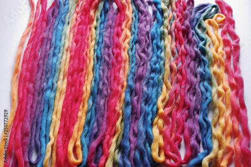 横長の縦に折り返し伸ばしたカラフルな色のついた毛糸 © RewSite