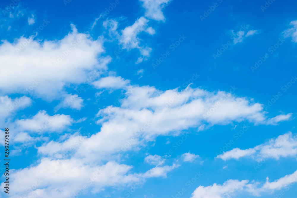 Obraz premium Blue sky and white clouds blue sky on a bright day with white clouds coming in floating come to cover sun causes a white beam causing beauty in the sky.