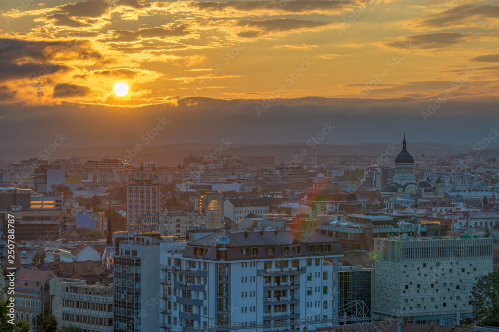 Obraz premium Cluj city overview at sunrise from Cetatuia Hill in Cluj-Napoca, Romania