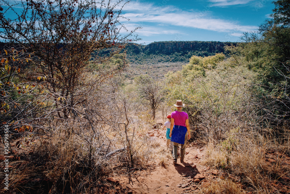 Naklejka premium Frau wandert mit Kindern unterhalb des Waterberg Plateaus, Namibia