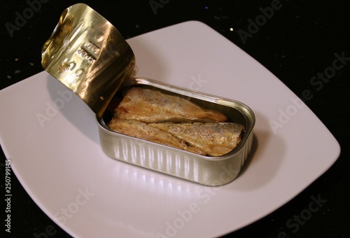 Producto de conserva típico en España y Portugal. Lata de sardinas en conserva abierta.