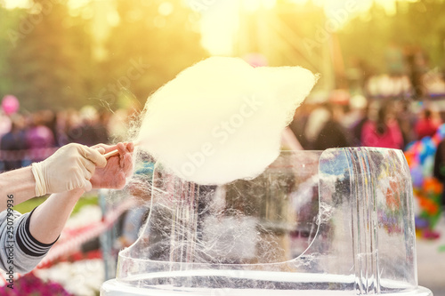 фотографія Cooking and prepairing of cotton candy in floss machine.