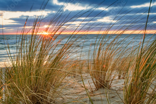 Fototapeta Naklejka Na Ścianę i Meble -  Sonnenaufgang am Sand Strand auf Rügen bei Lobbe
