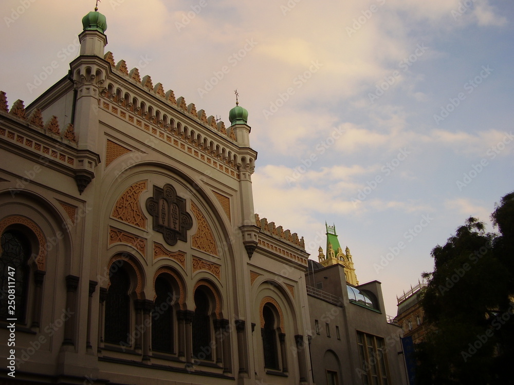 La sinogoga di Praga al tramonto