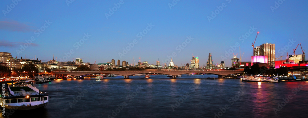 Naklejka premium Nocny widok na panoramę Londynu, oświetlony most Waterloo i obecne nowoczesne drapacze chmur.
