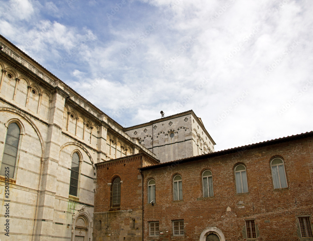 Cathédrale Saint-Martin de Lucques, vue de dos  (Lucques Toscane Italie)
