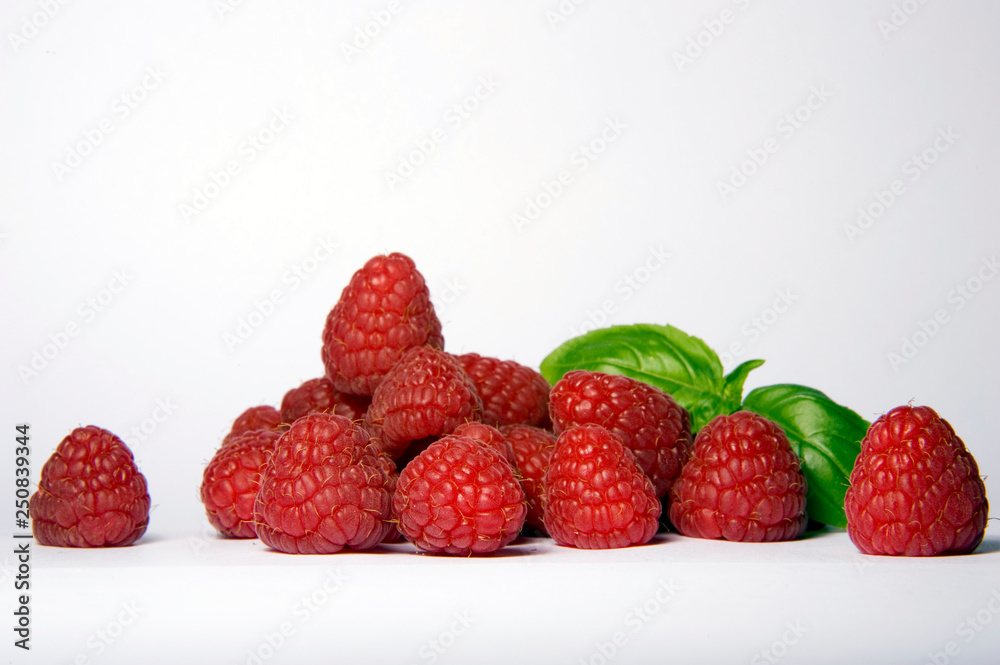 Himbeeren, Basilikum, rot, weiß, grün, lecker, essen, Früchte, Obst, gesund, frisch Himbeeren, Basilikum, rot, weiß, grün, lecker, essen, Früchte, Obst, gesund, frisch