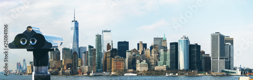Aussicht auf skyline Manhattan New York. Touristisches Fernrohr, Fernglas