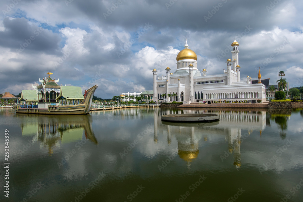 Fototapeta premium Sultan Omar Ali Saifuddien Mosque in Brunei during cloudy day. Considered as one of the most beautiful mosques in the Asia Pacific.