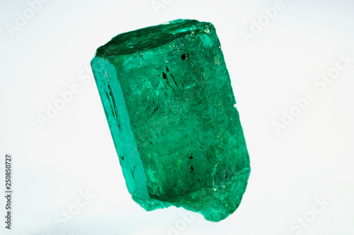 esmeraldas gigantes cristales emerald gemstone gemas piedras preciosas diamantes verdes granate zafiro rubí 