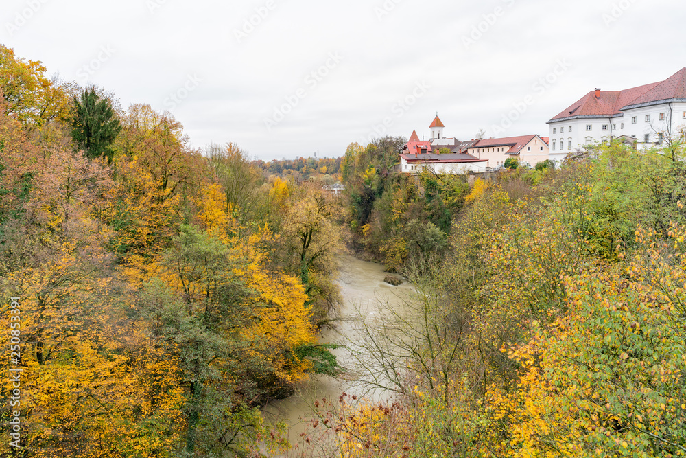 Obraz premium Fall color with the Kokra River in a cloudy day